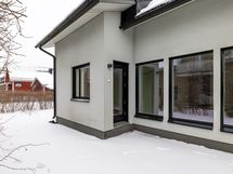 Uloskäynti pihalle