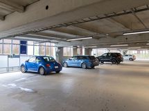 Erillinen autopaikka parkkihallissa