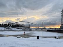 Isoisänsiltaa pitkin pääset Mustikkamaan upeille ulkoilureiteille ja rannoille.