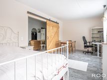 Muuntelukelpoisen pohjaratkaisun ansiosta voit erottaa asuintilat luontevasti työskentelytiloista.