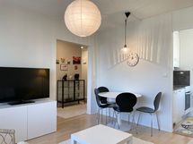 Näkymä olohuoneesta eteisen ja keittokomeron suuntaan