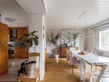 Keittiö vasemmalla, ruokailutila oikealla
