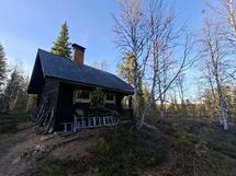 Mökki takapihalta päin katsottuna