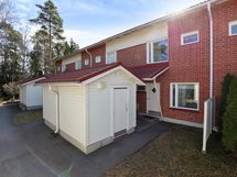 Sisääntulon vieressä tilava varasto.