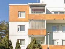 Lasitettu parveke pihalta