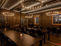 Piharakennuksen oleskelutila.