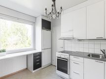 Kylpyhuoneeseen on käynti keittiöstä.