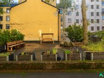 Yhteisöllisellä sisäpihalla viljelylaatikot ja oleskelupaikka asukkaiden käytössä