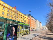Ratikat ja bussit kulkevat vierestä ja metrollekin on viiden minuutin kävelymatka.