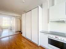 Säilytystilaa löytyy ruhtinaallisesti kahdesta liukuovi kaapistosta.