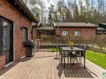 Aurinkoinen terassi