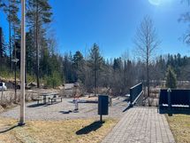 Taloyhtiön viihtyisää piha-aluetta.