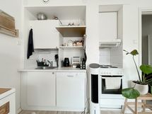 Keittiö on kompakti mutta toimiva ja täysin varusteltu, astianpesukone mukaan lukien.