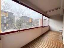 Lasitettu parveke on länteen päin.