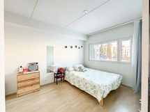 Makuuhuone on tilava ja valoisa.