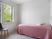 Makuuhuone josta näkymä etupihalle