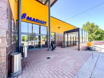 S-market Malmi on kävelymatkan päässä.