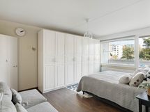 Isoin makuuhuone, jossa paljon säilytystilaa