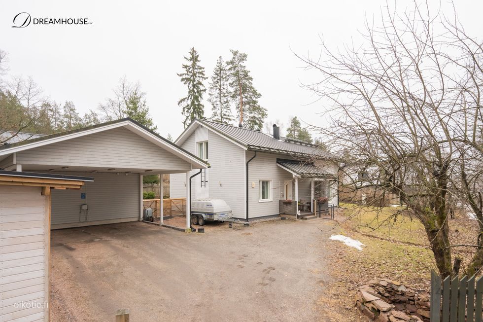 Kaunis ja hyväkuntoinen Kastelli-talo päättyvän kadun päässä