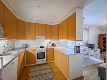 Keittiössä on reilusti kaappitilaa.