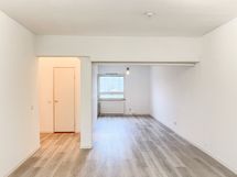 Olohuoneen ja makuuhuoneen väliin saa verhon