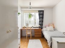 Makuuhuoneessa hyvin säilytystilaa