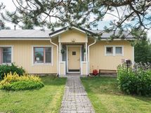 Oman kodin katettu sisäänkäynti