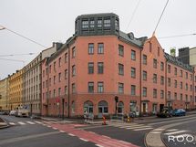 Jyhkeä jugendtalo sijaitsee Fleminginkadun ja Aleksis Kiven kadun kulmassa.