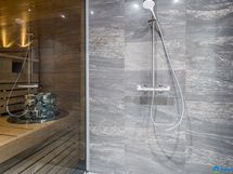 Pesuhuoneen ja saunan välinen seinä lasia