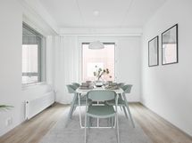 Ruokailutila, johon mahtuu suurempikin ruokapöytä