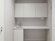 Kodinhoitohuoneen yhteydessä pesuhuone ja sauna