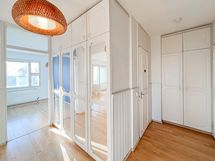 Kauniit vaaleat pinnat.