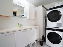 Kylpyhuoneessa runsaasti kaappitilaa ja pesutorni mahtuu ongelmitta.