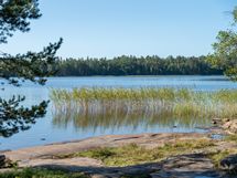 Sarvvikissa sijaitsee Finnträskin uimaranta (myös koirille)