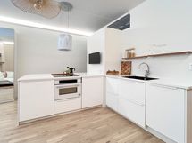 Laadukkailla kodinkoneilla varustetussa avokeittiössä on niemeke, jossa ruokailutilaa kolmelle.