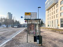 Lähin bussipysäkki sijaitsee viereisellä Merituulentiellä, Nuttukuja 2 talon kohdalla.