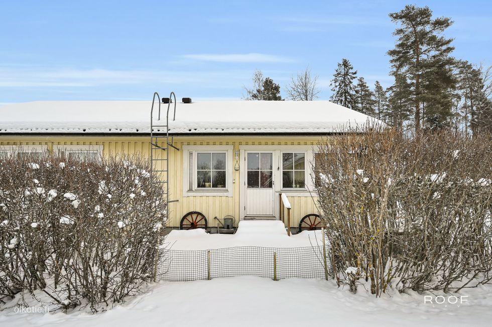 Päätyasunto pienellä piha-alueella - Gavelbostad med lite bakgård