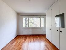 Makuuhuoneessa on vaatekaapit.