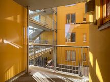 Länsiparveke on sisäpihan suuntaan.