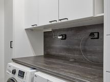 Kylpyhuoneessa kodinhoitopiste.