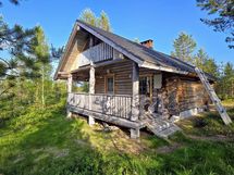 Julkisivu tien puolelle