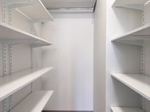 Vaatehuone makuuhuone 1:n yhteydessä