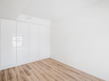 Tilavasta makuuhuoneesta löytyy runsaasti säilytystilaa