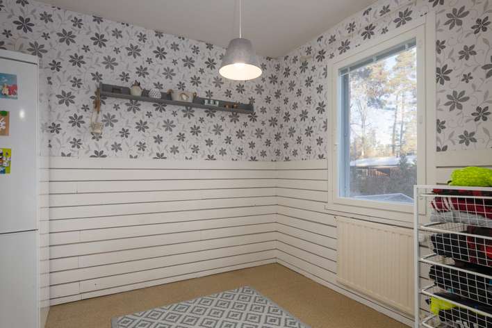 Omakotitalo, 4h, k, kph, khh, 2 wc, s, kellari, 109/243 m², Mustamännistö – pohled 4
