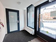 Yhteinen eteinen parturi-kampaamon kanssa.