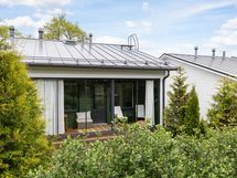 Omalla takapihalla lasitettu terassi sekä nurmialue