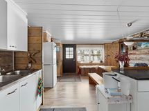 Näkymiä keittiöstä ruokailutilan suuntaan