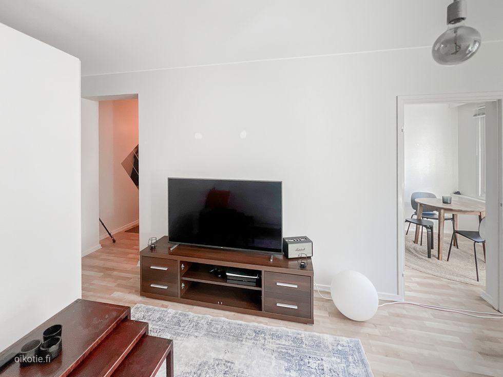 Hissitalon 4/6 kerroksen valoisa hyväkuntoinen yksiö loistavalla sijainnilla Keskustan sydämessä.