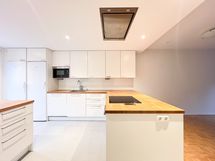 Kodin keittiö on hyvin varustettu ja siellä on paljon kaappitilaa.