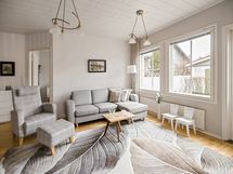 Olohuoneesta on käynti terassille